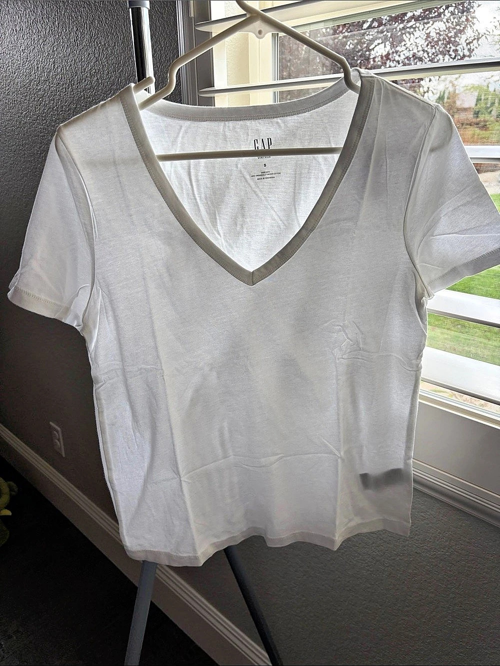 GAP Organic Cotton VintageSoft V-Neck T-Shirt White & Gray Small